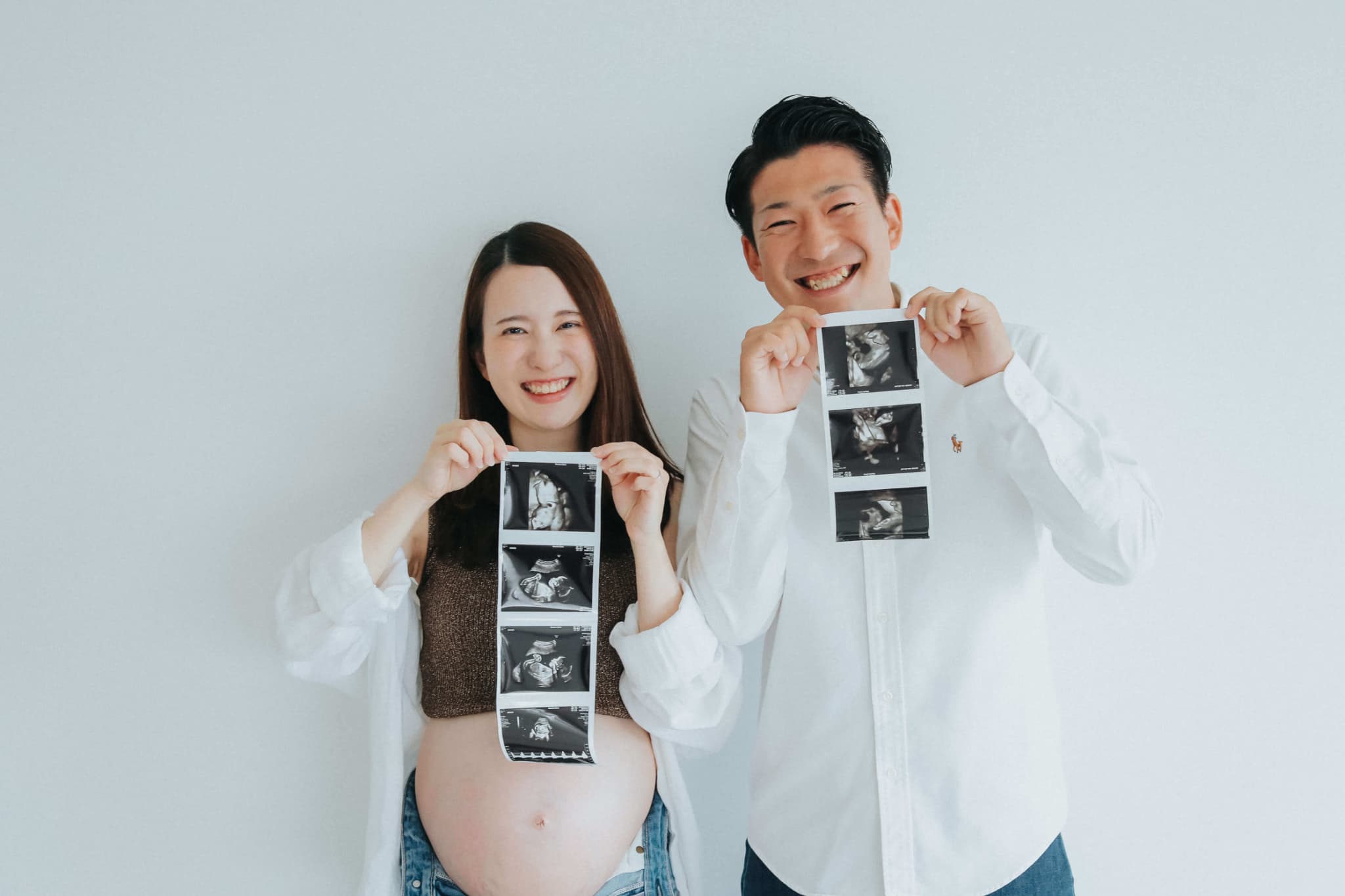パートナーと一緒にマタニティフォトを撮影する夫婦の写真