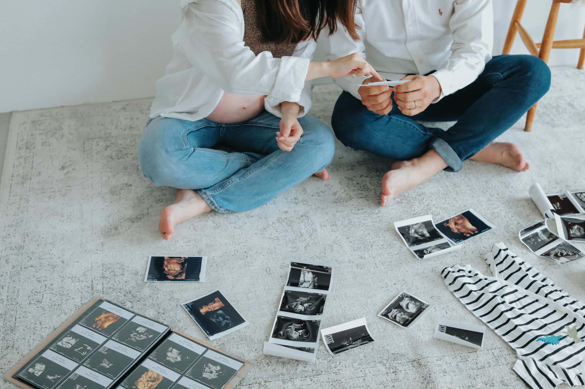 マタニティフォトの撮影時期を考える妊婦の写真