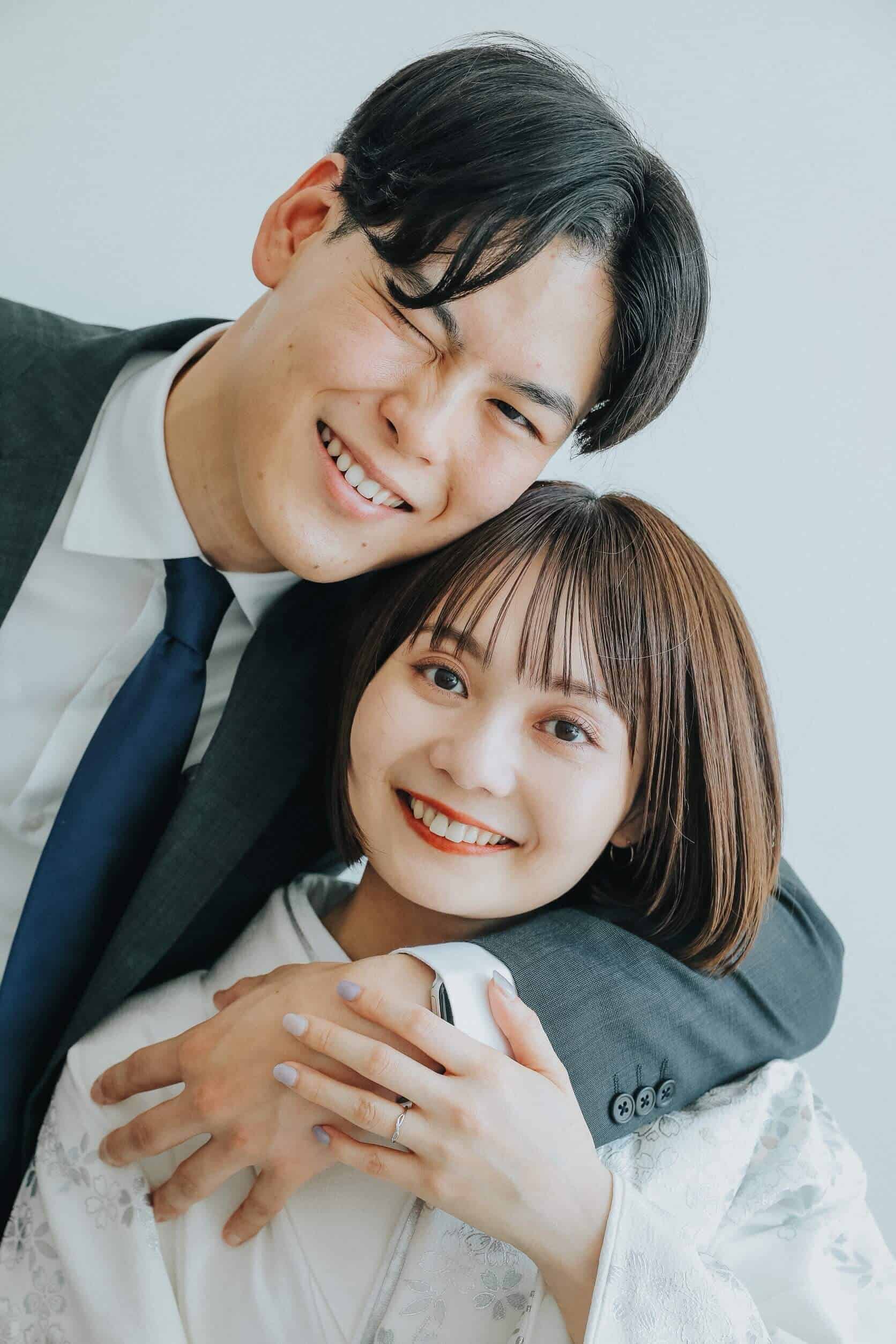 フォトスタジオで記念日を撮影するカップルの写真