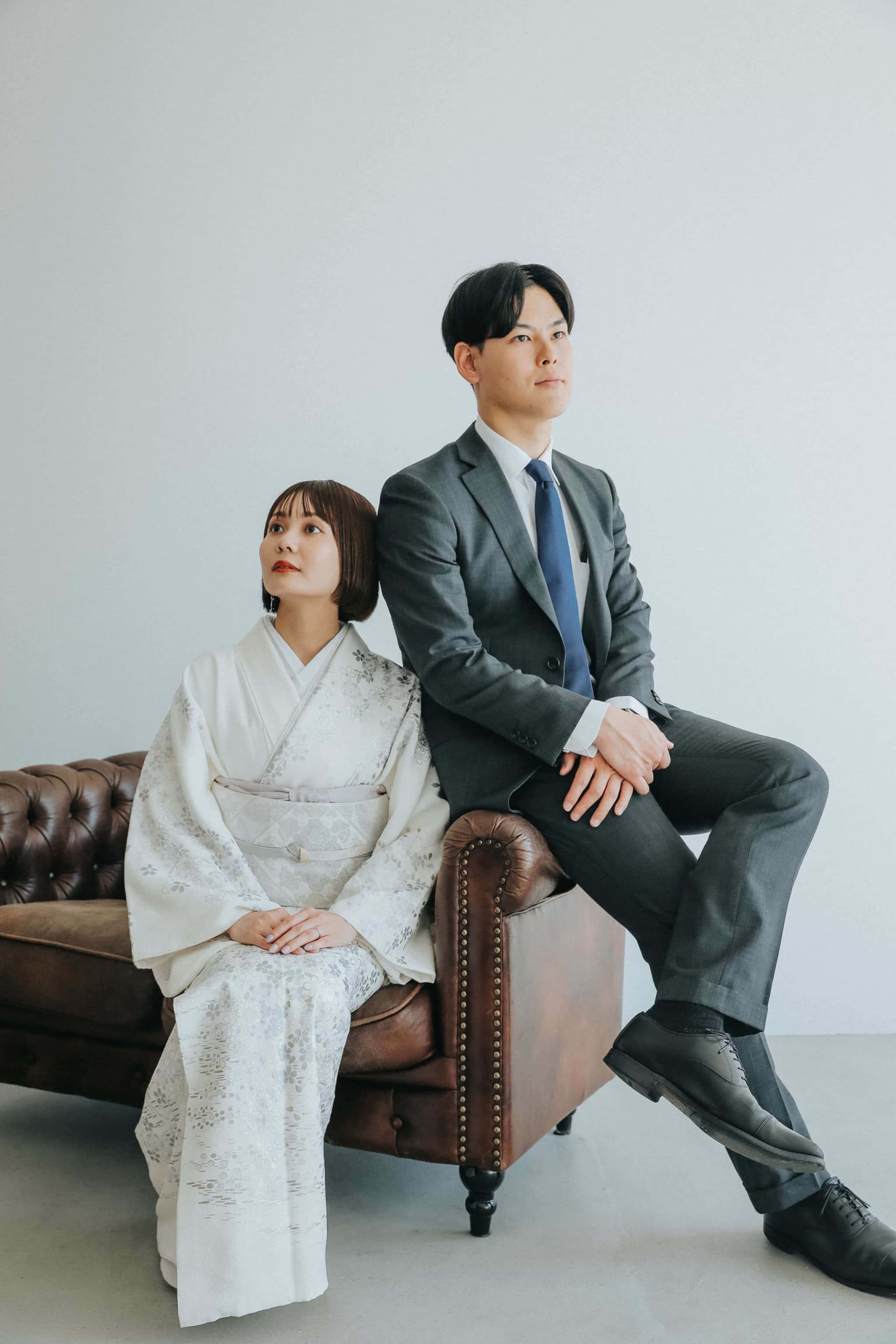 私服でカジュアルに撮影するカップルの写真